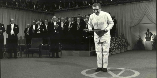 Gabriel García Márquez recibiendo el Premio Nobel de Literatura
en Estocolmo Suecia en diciembre de 1982