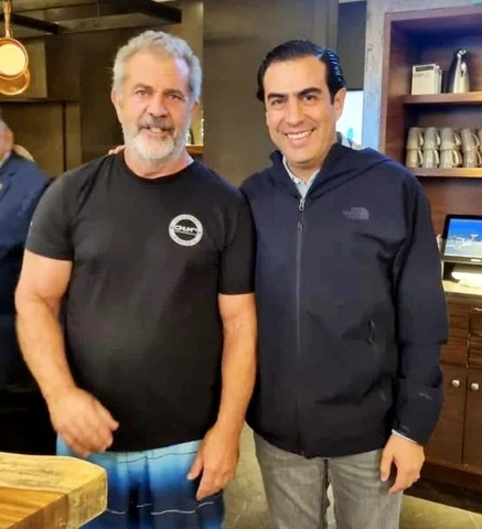 El actor Mel Gibson una de las máximas estrellas de Hollywood
estuvo de visita en Jalisco y se reunión con el Director de
Filma quien lo invitó a producir sus películas en Jalisco
