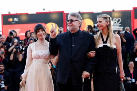 Guillermo de Toro presenta Frankenstein en la muestra de cine de Venecia