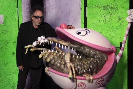 Tim Burton prepara su próxima película en Japón con el Premio Nobel de Literatura
